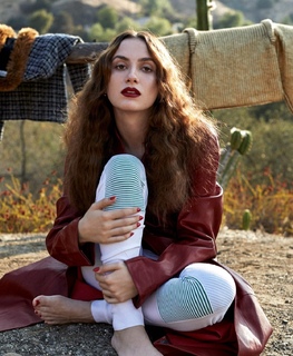 Maude Apatow feet photo thumbnail