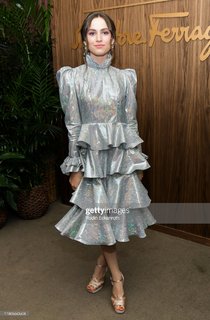 Maude Apatow feet photo thumbnail