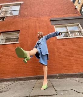 Maude Apatow feet photo thumbnail