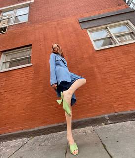 Maude Apatow feet photo thumbnail