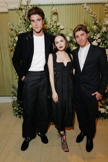 Maude Apatow feet photo thumbnail