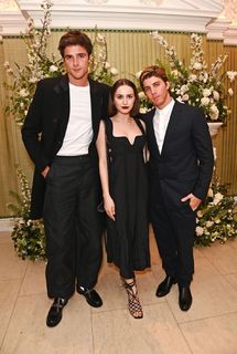 Maude Apatow feet photo thumbnail