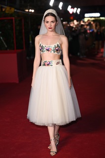 Maude Apatow feet photo thumbnail