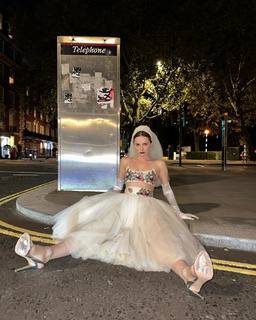 Maude Apatow feet photo thumbnail