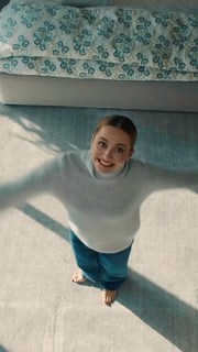 Maude Apatow feet photo thumbnail