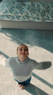 Maude Apatow feet photo thumbnail