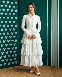 Maude Apatow feet photo thumbnail