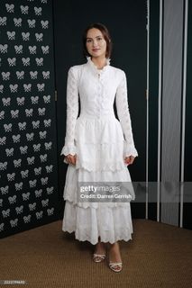 Maude Apatow feet photo thumbnail