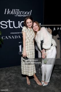 Maude Apatow feet photo thumbnail