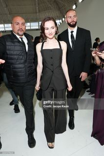 Maude Apatow feet photo thumbnail