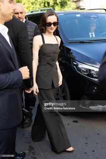 Maude Apatow feet photo thumbnail