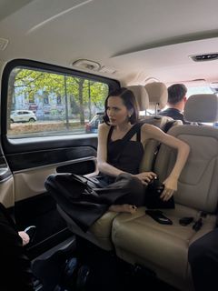 Maude Apatow feet photo thumbnail