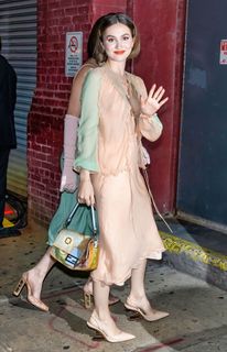 Maude Apatow feet photo 17