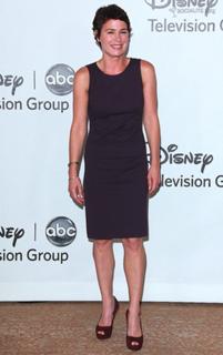 Maura Tierney feet photo thumbnail