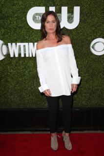 Maura Tierney feet photo thumbnail