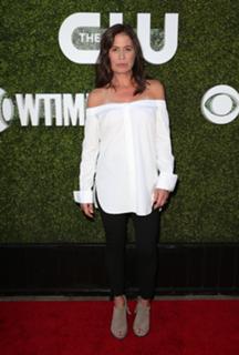 Maura Tierney feet photo thumbnail