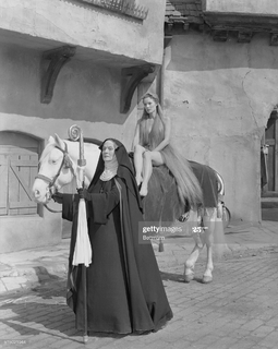 Maureen O'Hara feet photo 11