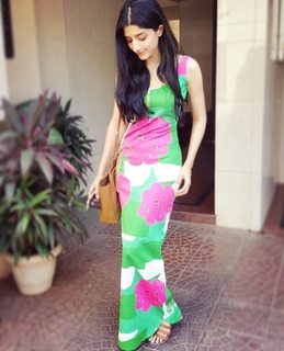 Mawra Hocane feet photo thumbnail