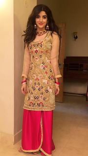 Mawra Hocane feet photo thumbnail
