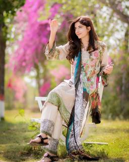 Mawra Hocane feet photo thumbnail