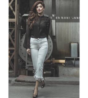 Mawra Hocane feet photo thumbnail