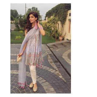 Mawra Hocane feet photo thumbnail