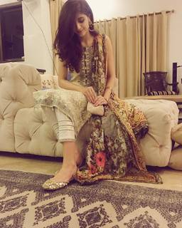 Mawra Hocane feet photo thumbnail