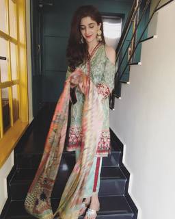 Mawra Hocane feet photo thumbnail