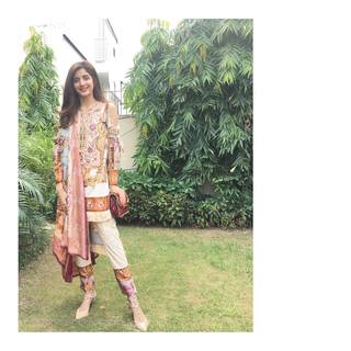 Mawra Hocane feet photo thumbnail