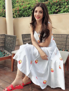 Mawra Hocane feet photo thumbnail