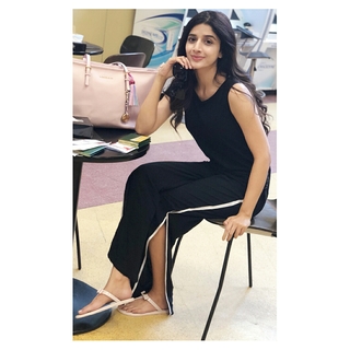 Mawra Hocane feet photo thumbnail