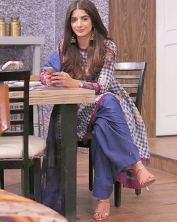 Mawra Hocane feet photo thumbnail