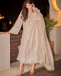 Mawra Hocane feet photo thumbnail