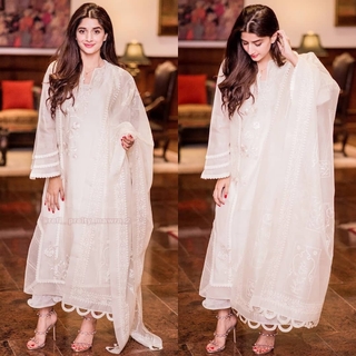 Mawra Hocane feet photo thumbnail
