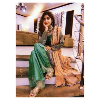 Mawra Hocane feet photo thumbnail