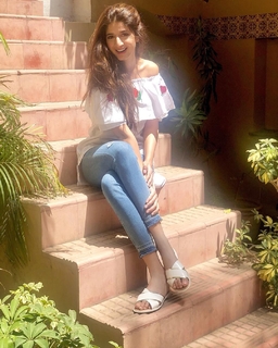 Mawra Hocane feet photo thumbnail