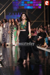 Mawra Hocane feet photo thumbnail