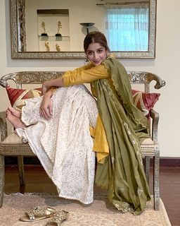 Mawra Hocane feet photo thumbnail