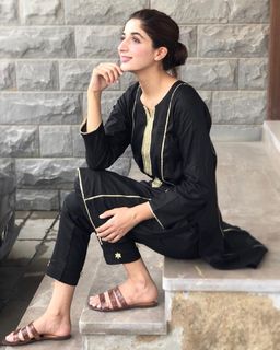 Mawra Hocane feet photo thumbnail