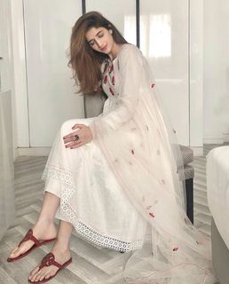 Mawra Hocane feet photo thumbnail