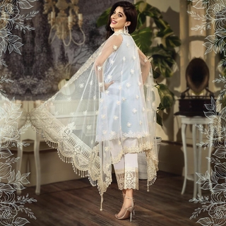 Mawra Hocane feet photo thumbnail