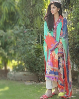 Mawra Hocane feet photo thumbnail