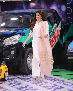 Mawra Hocane feet photo thumbnail