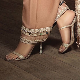 Mawra Hocane feet photo thumbnail