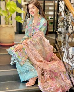 Mawra Hocane feet photo thumbnail