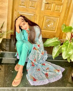 Mawra Hocane feet photo thumbnail