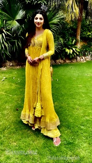 Mawra Hocane feet photo thumbnail