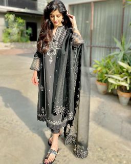 Mawra Hocane feet photo thumbnail