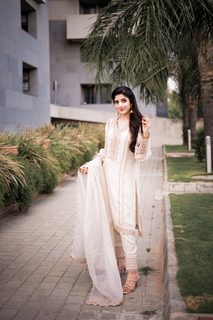 Mawra Hocane feet photo thumbnail