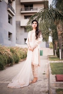Mawra Hocane feet photo thumbnail